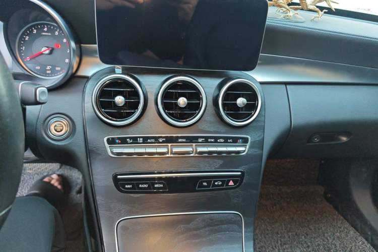 Used Mercedes-Benz C-Class 2019 C 180 L Fashion Edition Sport Version Audio And AC Panel