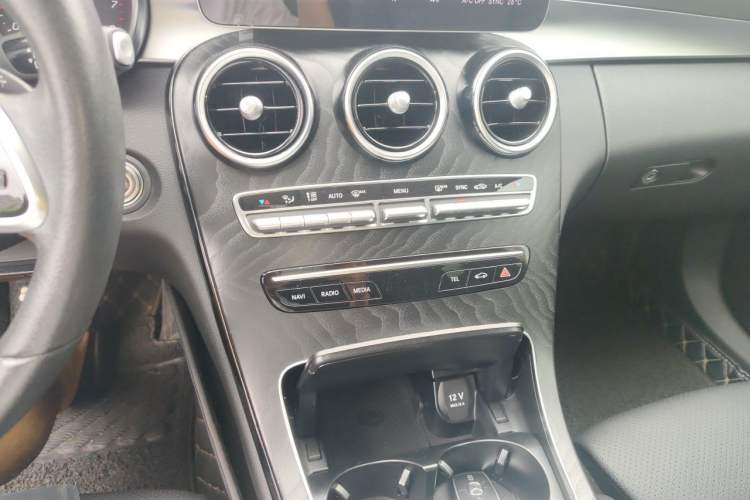 Used Mercedes-Benz C-Class 2019 C 180 L Fashion Edition Sport Version Audio And AC Panel