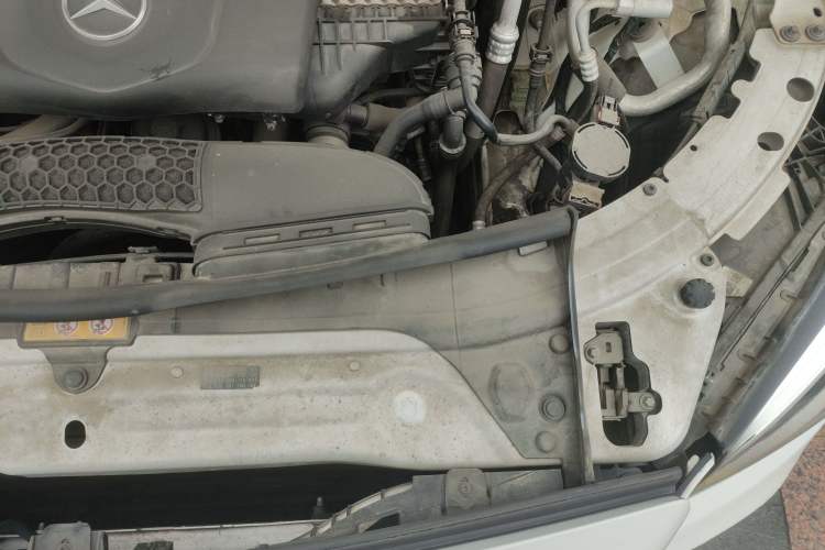 Used Mercedes-Benz C-Class 2019 C 180 L Fashion Edition Sport Version Engine Bay Left