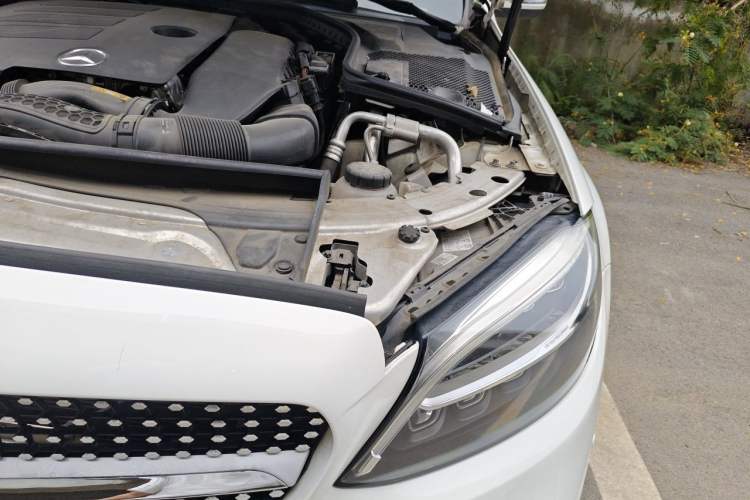 Used Mercedes-Benz C-Class 2019 C 260 Estate Engine Bay Left