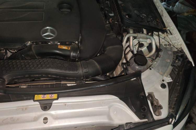 Used Mercedes-Benz C-Class 2019 C 260 Estate Engine Bay Left