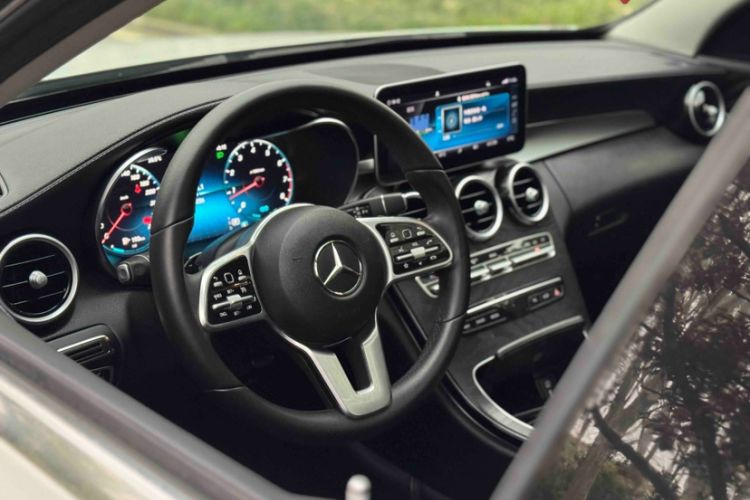 Used Mercedes-Benz C-Class 2019 C 260 L 4MATIC Sport Edition Interior 4
