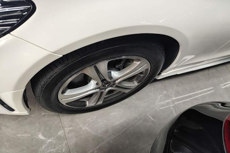 Used Mercedes-Benz C-Class 2019 Restyled C 260 L Sport Edition Left Front Wheel Hub