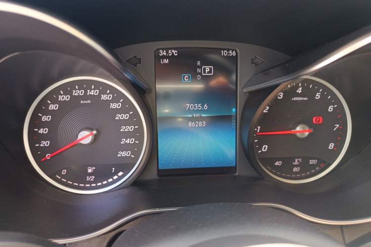 Used Mercedes-Benz C-Class 2019 C 180 L Fashion Edition Sport Version Odometer Close Up
