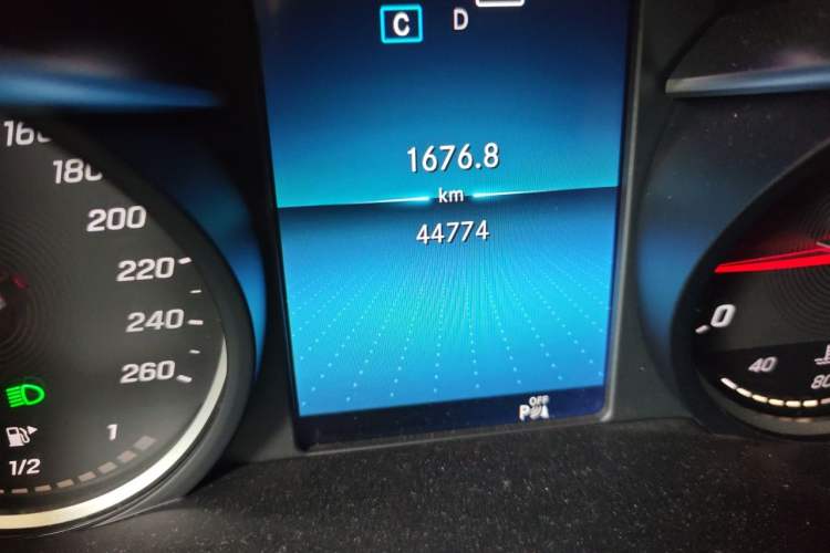 Used Mercedes-Benz C-Class 2019 C 180 L Fashion Edition Sport Version Odometer Close Up