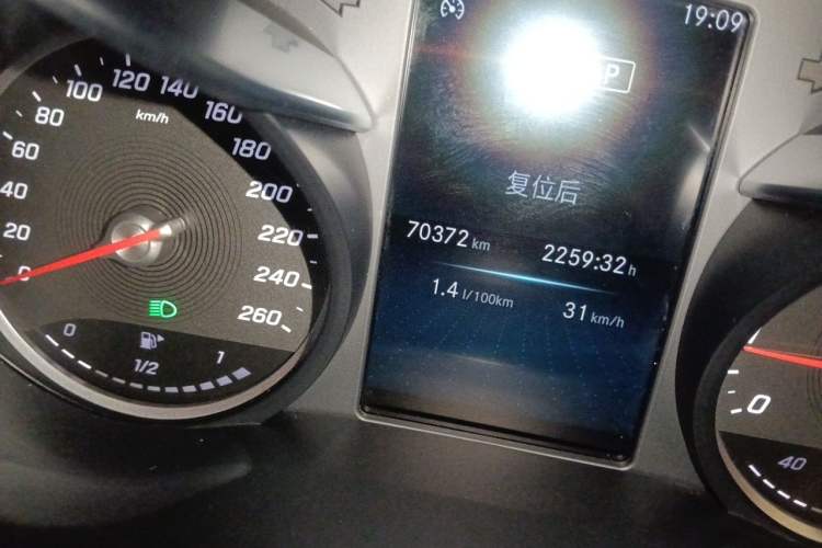 Used Mercedes-Benz C-Class 2019 C 180 L Fashion Edition Sport Version Odometer Close Up