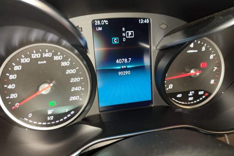 Used Mercedes-Benz C-Class 2019 C 180 L Fashion Edition Sport Version Odometer Close Up