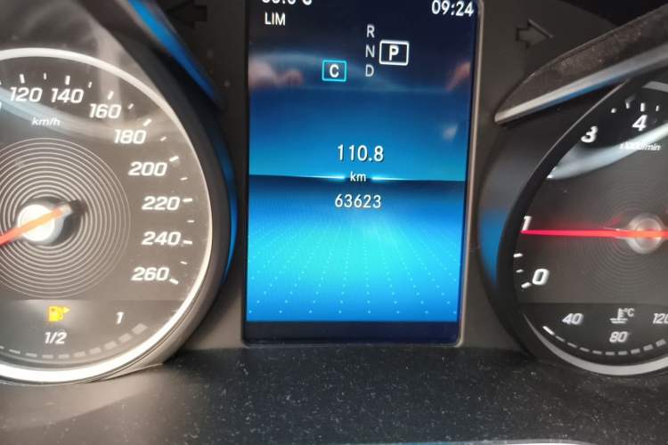 Used Mercedes-Benz C-Class 2019 C 180 L Fashion Edition Sport Version Odometer Close Up