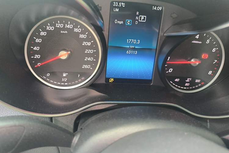 Used Mercedes-Benz C-Class 2019 C 180 L Fashion Edition Sport Version Odometer Close Up