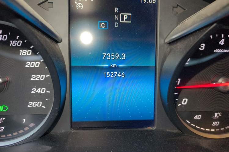 Used Mercedes-Benz C-Class 2019 C 180 L Fashion Edition Sport Version Odometer Close Up