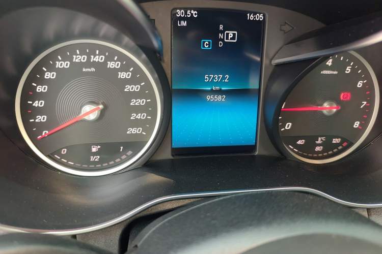 Used Mercedes-Benz C-Class 2019 C 180 L Fashion Edition Sport Version Odometer Close Up