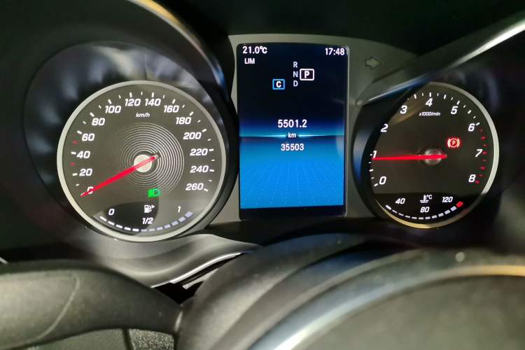 Used Mercedes-Benz C-Class 2019 C 180 L Fashion Edition Sport Version Odometer Close Up