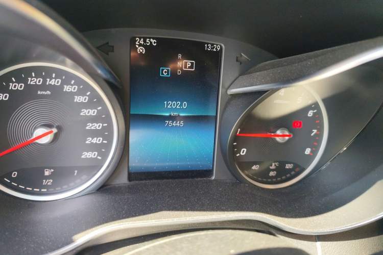 Used Mercedes-Benz C-Class 2019 C 180 L Fashion Edition Sport Version Odometer Close Up