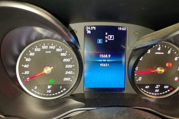 Used Mercedes-Benz C-Class 2019 C 180 L Fashion Edition Sport Version Odometer Close Up