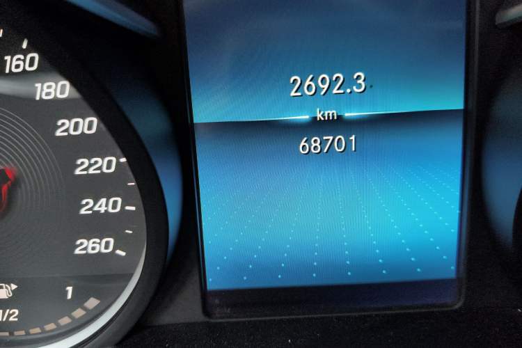 Used Mercedes-Benz C-Class 2019 C 180 L Fashion Edition Sport Version Odometer Close Up