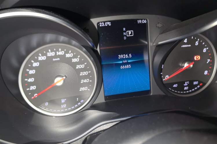 Used Mercedes-Benz C-Class 2019 C 180 L Fashion Edition Sport Version Odometer Close Up