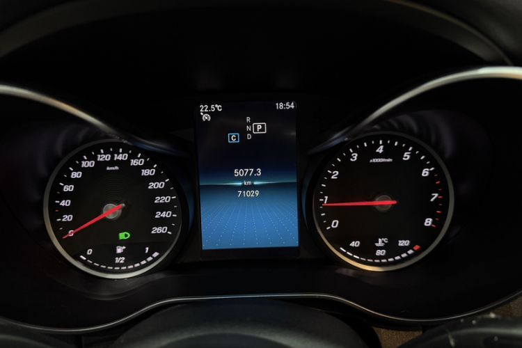 Used Mercedes-Benz C-Class 2019 C 180 L Fashion Edition Sport Version Odometer Close Up