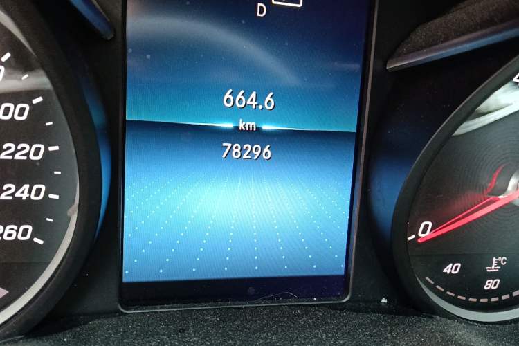 Used Mercedes-Benz C-Class 2019 C 180 L Fashion Edition Sport Version Odometer Close Up