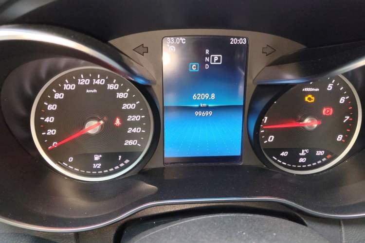 Used Mercedes-Benz C-Class 2019 C 180 L Fashion Edition Sport Version Odometer Close Up