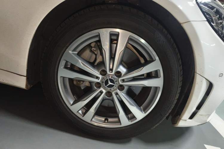 Used Mercedes-Benz C-Class 2019 C 180 L Dynamic Sports Edition Right Front Wheel Hub