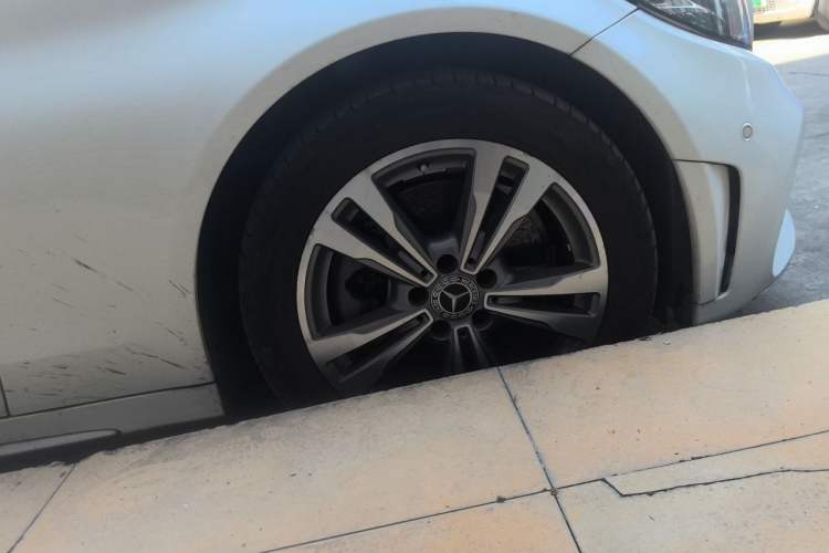 Used Mercedes-Benz C-Class 2019 C 180 L Fashion Edition Sport Version Right Front Wheel Hub