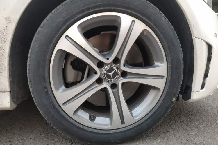 Used Mercedes-Benz C-Class 2019 Restyled C 260 L Sport Edition Right Front Wheel Hub