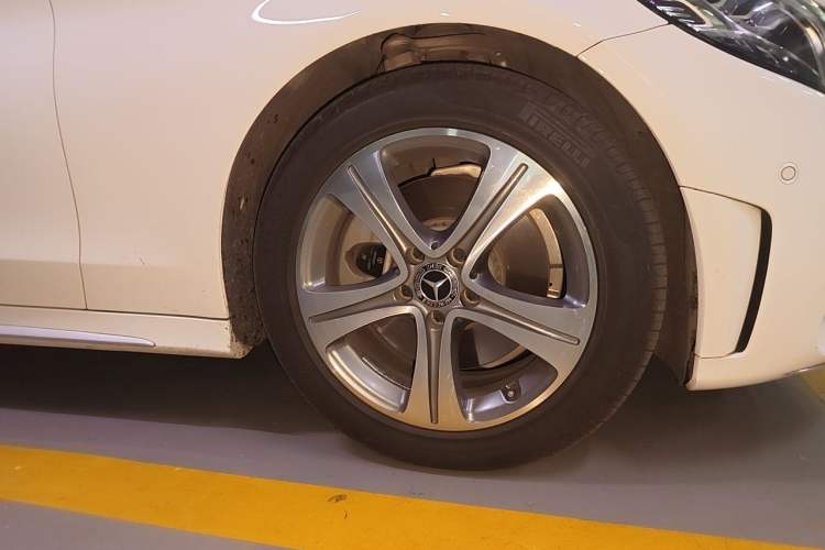 Used Mercedes-Benz C-Class 2019 Restyled C 260 L Sport Edition Right Front Wheel Hub