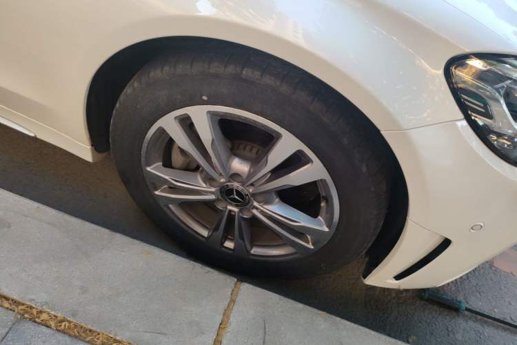 Used Mercedes-Benz C-Class 2019 C 180 L Fashion Edition Sport Version Right Front Wheel Hub