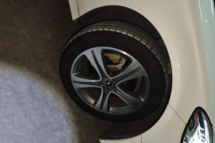 Used Mercedes-Benz C-Class 2019 Restyled C 260 L Sport Edition Right Front Wheel Hub