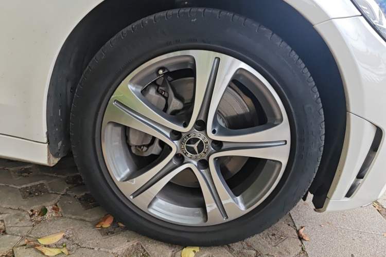 Used Mercedes-Benz C-Class 2019 Restyled C 260 L Sport Edition Right Front Wheel Hub