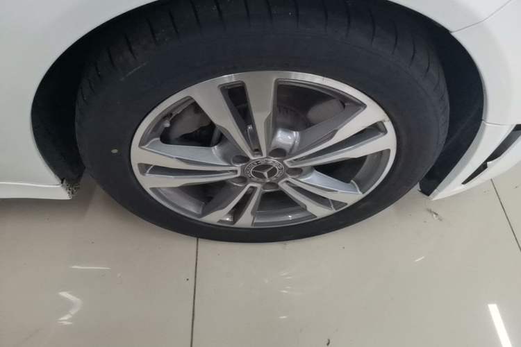 Used Mercedes-Benz C-Class 2019 C 180 L Fashion Edition Sport Version Right Front Wheel Hub