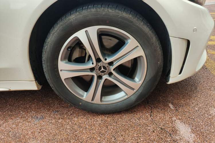Used Mercedes-Benz C-Class 2019 Restyled C 260 L Sport Edition Right Front Wheel Hub