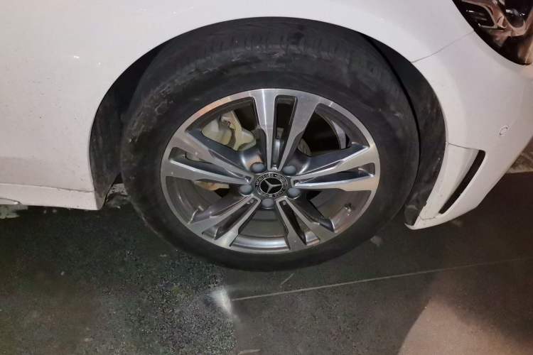 Used Mercedes-Benz C-Class 2019 C 180 L Fashion Edition Sport Version Right Front Wheel Hub
