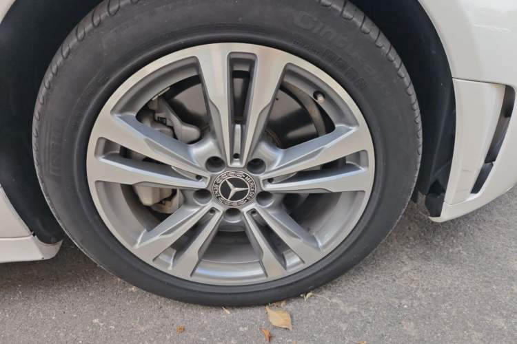 Used Mercedes-Benz C-Class 2019 C 180 L Fashion Edition Sport Version Right Front Wheel Hub