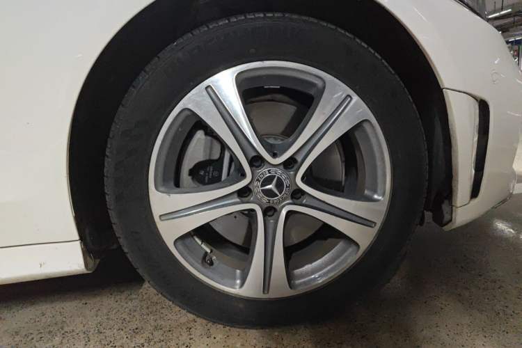 Used Mercedes-Benz C-Class 2019 Restyled C 260 L Sport Edition Right Front Wheel Hub