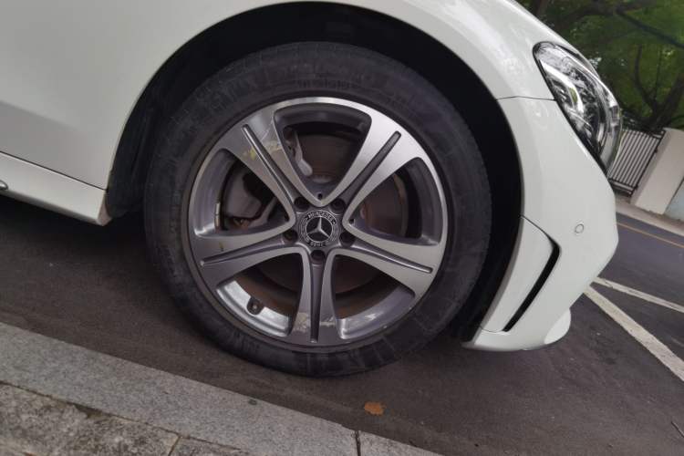 Used Mercedes-Benz C-Class 2019 Restyled C 260 L Sport Edition Right Front Wheel Hub
