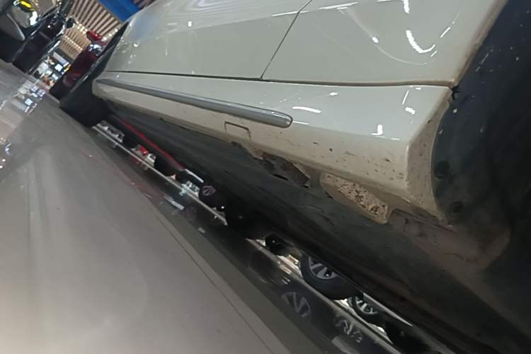 Used Mercedes-Benz C-Class 2019 C 180 L Dynamic Sports Edition Right Side Sill
