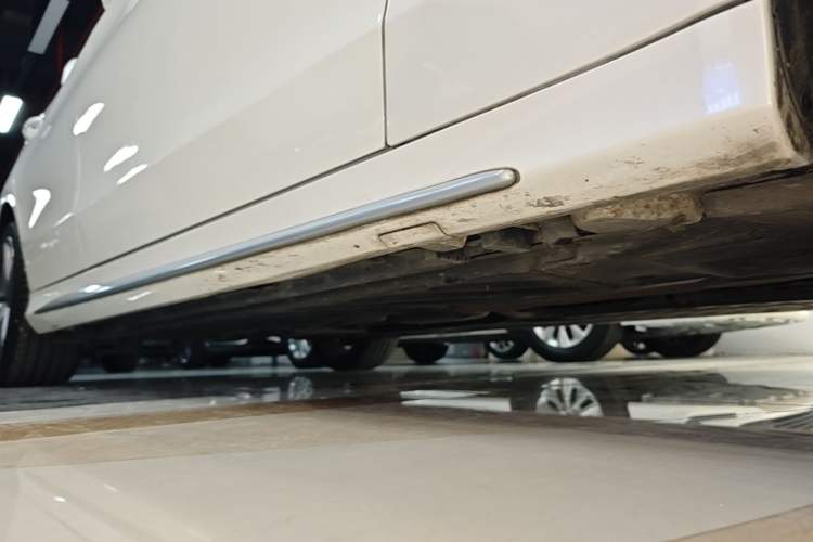Used Mercedes-Benz C-Class 2019 Facelift C 260 L 4MATIC Sport Edition Right Side Sill