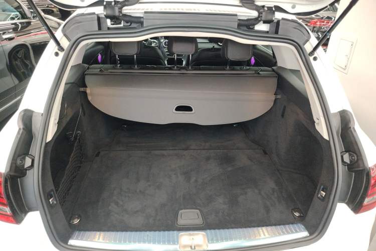 Used Mercedes-Benz C-Class 2019 C 260 Estate Trunk