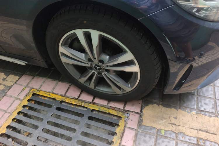 Used Mercedes-Benz C-Class 2020 Restyled C 200 L Fashion Edition Sport Version Right Front Wheel Hub