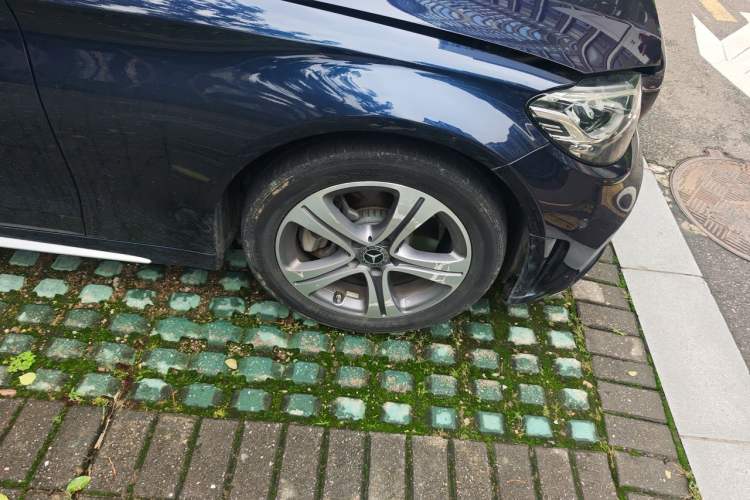 Used Mercedes-Benz C-Class 2020 Restyled C 260 L Sport Edition Right Front Wheel Hub