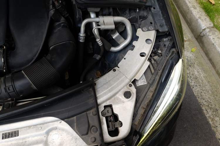 Used Mercedes-Benz C-Class 2020 Updated C 200 L Fashion Edition Engine Bay Left