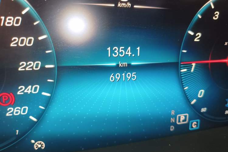 Used Mercedes-Benz C-Class 2020 Restyled C 200 L Fashion Edition Sport Version Odometer Close Up