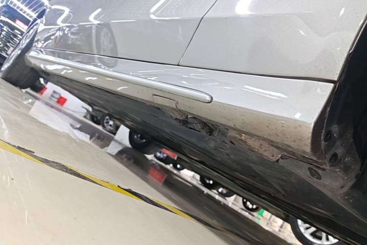 Used Mercedes-Benz C-Class 2020 Restyled C 260 L Sport Edition Right Side Sill
