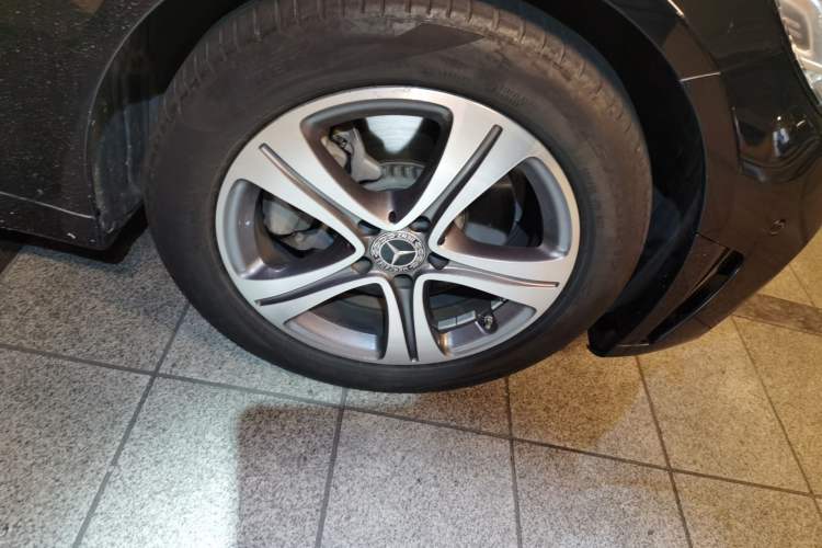 Used Mercedes-Benz C-Class 2020 Restyled C 260 L Sport Edition Right Front Wheel Hub