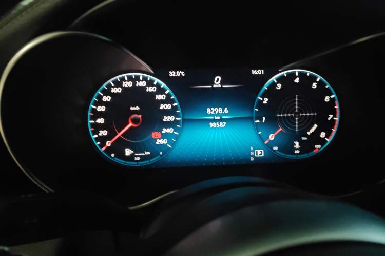 Used Mercedes-Benz C-Class 2020 C 200 L Fashion Edition Sport Version Odometer Close Up