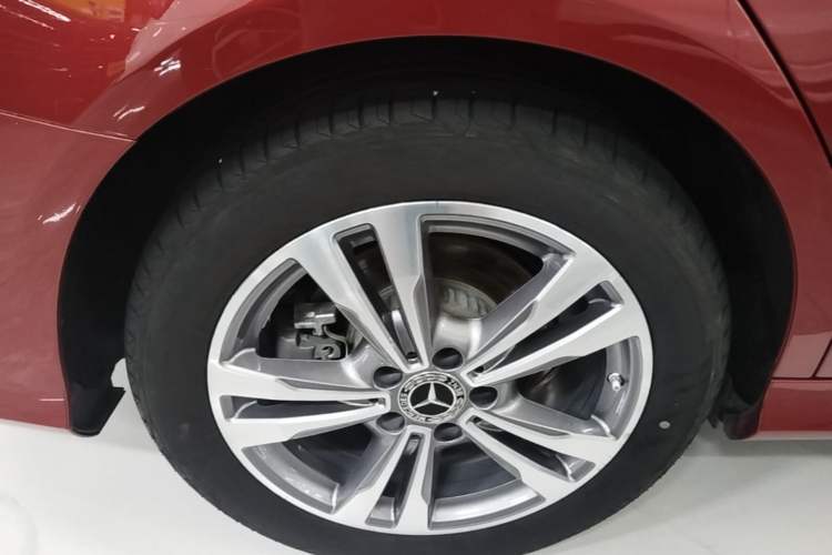 Used Mercedes-Benz C-Class 2020 Restyled C 200 L Fashion Edition Sport Version Right Rear Wheel Hub