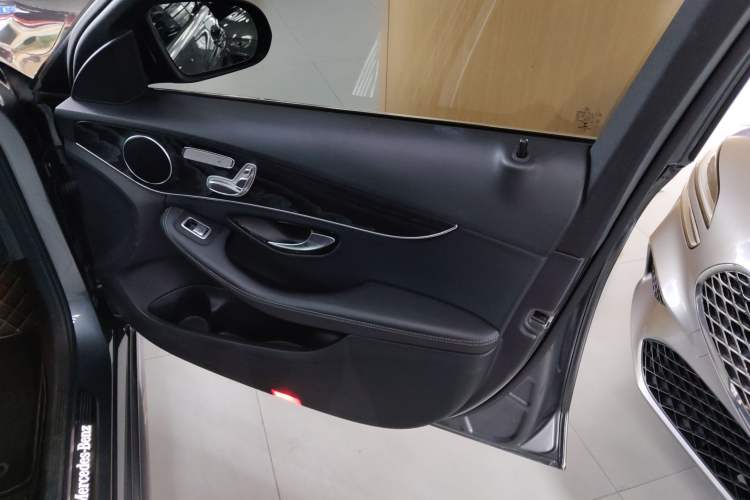 Used Mercedes-Benz C-Class 2020 Facelifted C 260 Estate Interior 5