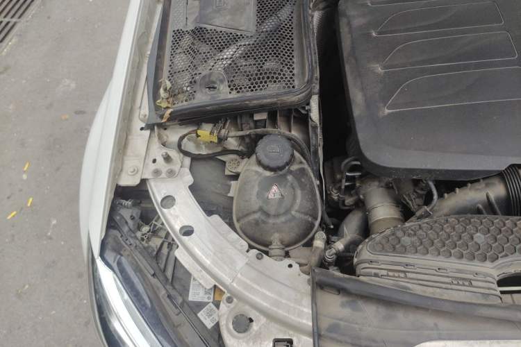 Used Mercedes-Benz C-Class 2020 C 200 L Fashion Model Engine Bay Right
