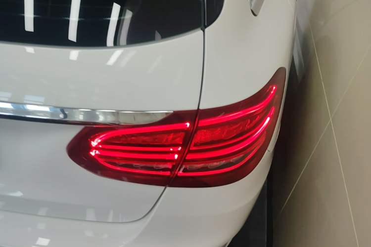Used Mercedes-Benz C-Class 2020 Facelifted C 260 Estate Exterior 1
